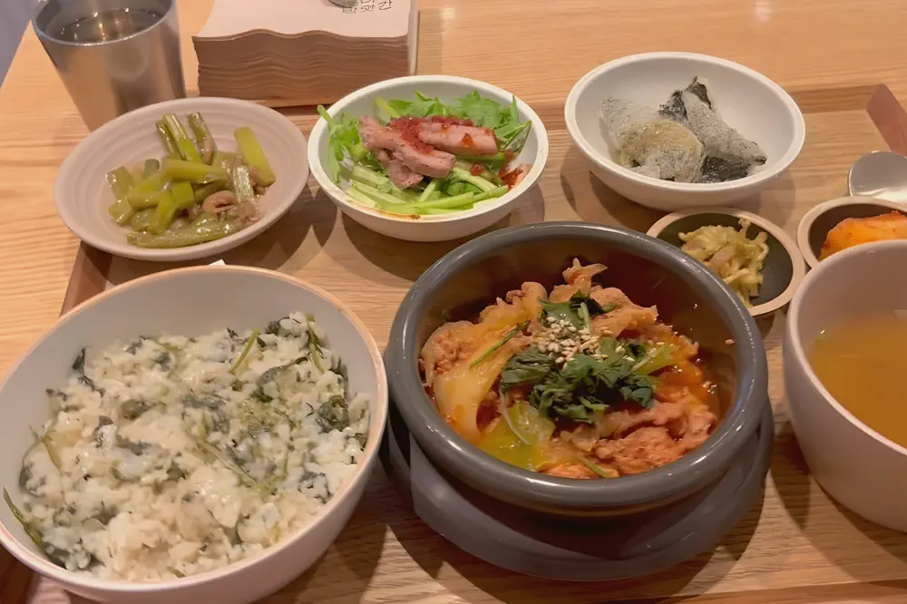 식당 쟁반에 놓인 한국의 정식 한 상 (밥, 찌개, 국과 반찬)